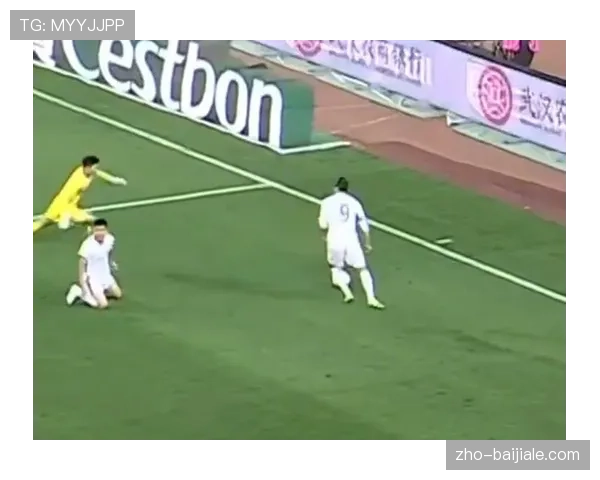 武汉三镇方镜淇扑救脱手暴露门将问题，防线双重失误